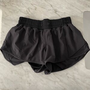 Lululemon hotty hot 2.5” low-rise shorts